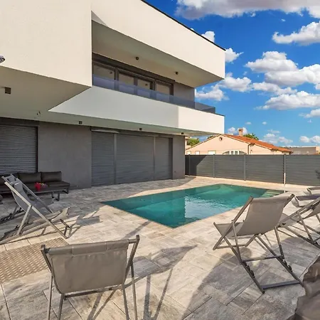 Holiday home Mit Privatpool Fuer 6 Personen Ca 120 Qm In Pula-fondole, Istrien Istrische Riviera Valbandon